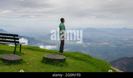 Der Mensch Isoliert, die natürliche Schönheit von Hill Top Bild der menschlichen Liebe gegenüber der Natur zeigt. Bild in Kodaikanal tamilnadu Indien von t Stockfoto