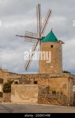 TA Kola Windmühle im Dorf Xaghra auf der Insel Gozo, Malta Stockfoto