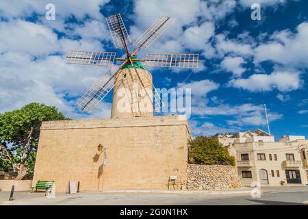 TA Kola Windmühle im Dorf Xaghra auf der Insel Gozo, Malta Stockfoto