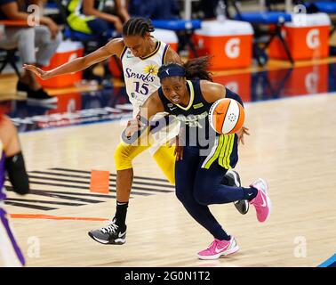 Juni 1, 2021, Arlington, TEXAS, USA: Dienstag, Juni 2021. Arlington, Texas, USA. Die Los Angeles Sparks Brittney Sykes (15) und die Dallas Wings Arika Ogunbowale (24) während eines WNBA-Spiels im College Park Center. (Bild: © Ralph Lauer/ZUMA Wire) Stockfoto