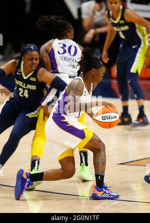 Juni 1, 2021, Arlington, TEXAS, USA: Dienstag, Juni 2021. Arlington, Texas, USA. Die Dallas Wings Center Awak Kuier (28) und Los Angeles Sparks Erica Wheeler (17) während eines WNBA-Spiels im College Park Center. (Bild: © Ralph Lauer/ZUMA Wire) Stockfoto