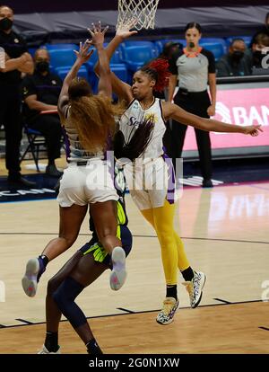 Juni 1, 2021, Arlington, TEXAS, USA: Dienstag, Juni 2021. Arlington, Texas, USA. Das Dallas Wings Center Awak Kuier (28) wird von Los Angeles Sparks Te'a Cooper (2) und Bria Holmes während eines WNBA-Spiels im College Park Center eingeklemmt. (Bild: © Ralph Lauer/ZUMA Wire) Stockfoto