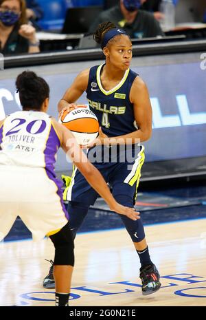 Juni 1, 2021, Arlington, TEXAS, USA: Dienstag, Juni 2021. Arlington, Texas, USA. Die Dallas Wings Moriah Jefferson (4) während eines Spiels gegen die Los Angeles Sparks in einem WNBA-Spiel im College Park Center. (Bild: © Ralph Lauer/ZUMA Wire) Stockfoto