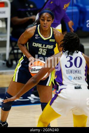 Juni 1, 2021, Arlington, TEXAS, USA: Dienstag, Juni 2021. Arlington, Texas, USA. Die Dallas Wings Charli Collier während eines WNBA-Spiels gegen die Los Angeles Sparks im College Park Center. (Bild: © Ralph Lauer/ZUMA Wire) Stockfoto