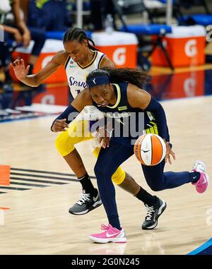 Juni 1, 2021, Arlington, TEXAS, USA: Dienstag, Juni 2021. Arlington, Texas, USA. Die Los Angeles Sparks Brittney Sykes (15) und die Dallas Wings Arika Ogunbowale (24) während eines WNBA-Spiels im College Park Center. (Bild: © Ralph Lauer/ZUMA Wire) Stockfoto