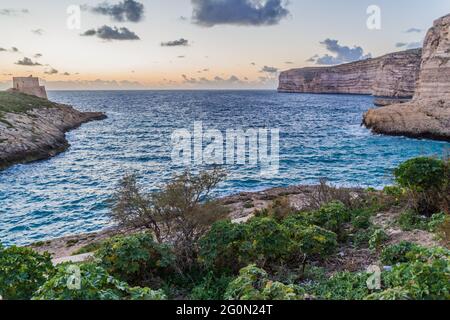 Klippen an der Bucht von Xlendi auf der Insel Gozo, Malta Stockfoto