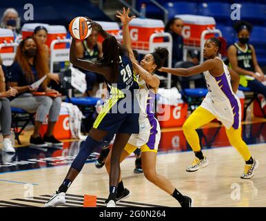 Juni 1, 2021, Arlington, TEXAS, USA: Dienstag, Juni 2021. Arlington, Texas, USA. Die Dallas Wings Center Awak Kuier (28) und Los Angeles Sparks Nia Coffey (12) während eines WNBA-Spiels im College Park Center. (Bild: © Ralph Lauer/ZUMA Wire) Stockfoto