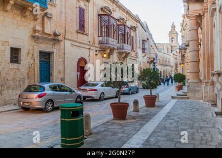 MDINA, MALTA - 10. NOVEMBER 2017: Straße in der befestigten Stadt Mdina in der nördlichen Region von Malta Stockfoto