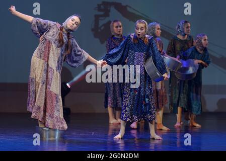 St. Petersburg, Russland - 8. Oktober 2018: Kindertanz-Gruppe führt modernen russischen Tanz mit Blechbecken im Super-Finale des Internationalen Projekts "Feuerwerk der Talente. Choreographie“. Mehr als 1300 junge Tänzer nehmen an dem Wettbewerb Teil Stockfoto