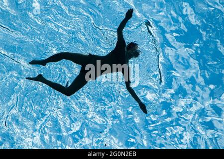 LONDON 2 Juni 2021 . Schwimmer kühlen sich an einem weiteren heißen Tag in der Hauptstadt während einer Mini-Hitzewelle mit Temperaturen von über 25 Grad am transparenten Skypool der Embassy Gardens ab. Der Skypool in Embassy Gardens ist der weltweit erste schwimmende Swimmingpool, der 35 Meter (115 Fuß) über dem Boden aufgehängt ist und von Ecoworld Ballymore entwickelt wurde und eine Brücke zwischen zwei Wohngebäuden bildet, die am 19. Mai 2021 eröffnet wurden. Credit amer Ghazzal/Alamy Live News Stockfoto