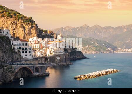 Sonnenuntergang an der Amalfiküste. Atrani, Salerno, Italien Stockfoto