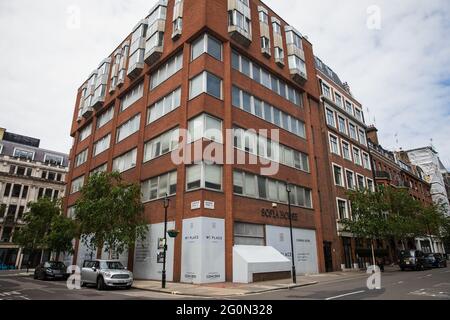 London, Großbritannien. Mai 2021. Das Sofia House, ein ehemaliges Bürogebäude der 1980er Jahre in der 204a Great Portland Street in Marylebone, wird zu W1 Place, einem 8-stöckigen Gebäude mit gemischter Nutzung, bestehend aus Einzelhandelsflächen, 37 Wohnungen und Parkplätzen, sanentwickelt. Im Jahr 2018 wurde das Gebäude von Wohnheimaktivisten besetzt, um ein Unterstützungszentrum für Obdachlose einzurichten, das Sofia Solidarity Center. Kredit: Mark Kerrison/Alamy Live Nachrichten Stockfoto