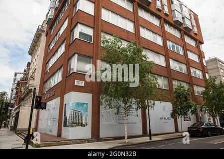 London, Großbritannien. Mai 2021. Das Sofia House, ein ehemaliges Bürogebäude der 1980er Jahre in der 204a Great Portland Street in Marylebone, wird zu W1 Place, einem 8-stöckigen Gebäude mit gemischter Nutzung, bestehend aus Einzelhandelsflächen, 37 Wohnungen und Parkplätzen, sanentwickelt. Im Jahr 2018 wurde das Gebäude von Wohnheimaktivisten besetzt, um ein Unterstützungszentrum für Obdachlose einzurichten, das Sofia Solidarity Center. Kredit: Mark Kerrison/Alamy Live Nachrichten Stockfoto