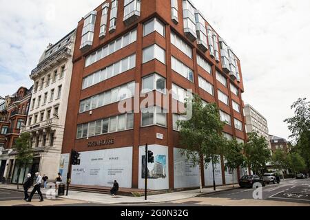 London, Großbritannien. Mai 2021. Das Sofia House, ein ehemaliges Bürogebäude der 1980er Jahre in der 204a Great Portland Street in Marylebone, wird zu W1 Place, einem 8-stöckigen Gebäude mit gemischter Nutzung, bestehend aus Einzelhandelsflächen, 37 Wohnungen und Parkplätzen, sanentwickelt. Im Jahr 2018 wurde das Gebäude von Wohnheimaktivisten besetzt, um ein Unterstützungszentrum für Obdachlose einzurichten, das Sofia Solidarity Center. Kredit: Mark Kerrison/Alamy Live Nachrichten Stockfoto
