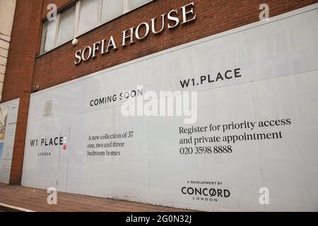 London, Großbritannien. Mai 2021. Das Sofia House, ein ehemaliges Bürogebäude der 1980er Jahre in der 204a Great Portland Street in Marylebone, wird zu W1 Place, einem 8-stöckigen Gebäude mit gemischter Nutzung, bestehend aus Einzelhandelsflächen, 37 Wohnungen und Parkplätzen, sanentwickelt. Im Jahr 2018 wurde das Gebäude von Wohnheimaktivisten besetzt, um ein Unterstützungszentrum für Obdachlose einzurichten, das Sofia Solidarity Center. Kredit: Mark Kerrison/Alamy Live Nachrichten Stockfoto