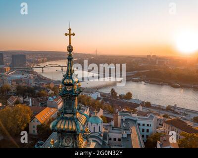 Luftaufnahme der Kathedrale von Saborna crkva bei Sonnenuntergang mit dem Fluss Sava und verschiedenen Brücken im Hintergrund Stockfoto