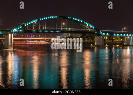 Alte Eisenbahnbrücke in Belgrad bei Nacht Stockfoto