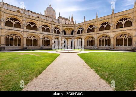 Schöner Garten von Mosteiro Dos Jeronimos in Lissabon Stockfoto