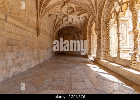 Detaillierter Korridor bei Mosteiro Dos Jeronimos in Lissabon Stockfoto