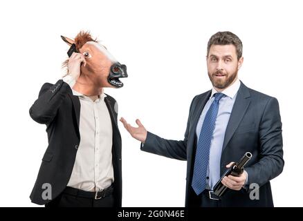 Betrunkener Geschäftsmann zeigt auf hart arbeitendem Mann im Pferdekopf, der auf der Party telefoniert, workaholic Stockfoto