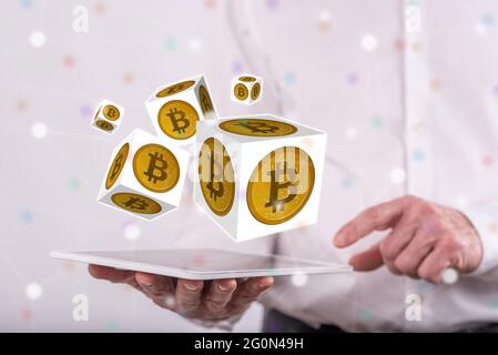 Bitcoin-Konzept über einer Tablette von einem Mann in gehalten Hintergrund Stockfoto