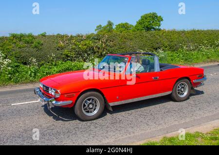 1972 70er Jahre Red Triumph Stag Mk2, unterwegs auf Landstraßen auf dem Weg zur Capesthorne Hall, Oldtimer-Show in Ceshire, Großbritannien Stockfoto