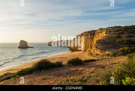 Schöner leerer Strand in der Nähe von Portimao, Algarve, Portugal Stockfoto