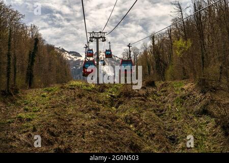 Krasnaya Polyana Seilbahn / Gondel zum Besteigen eines Berggipfels. Funktion der Hubmechanismen. Sicherheitsstufe. Russland Sotschi Krasnaja Poljana. 28. Stockfoto