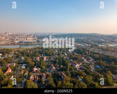 Luftaufnahme eines Staus über der Gazela-Brücke in Belgrad und dem Fluss Sava Stockfoto