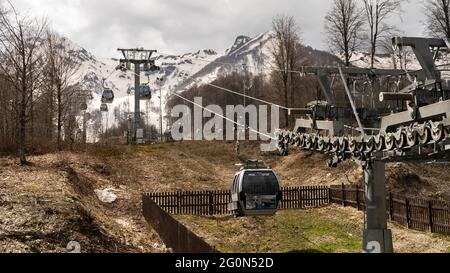 Krasnaya Polyana Seilbahn / Gondel zum Besteigen eines Berggipfels. Funktion der Hubmechanismen. Sicherheitsstufe. Russland Sotschi Krasnaja Poljana. 28. Stockfoto