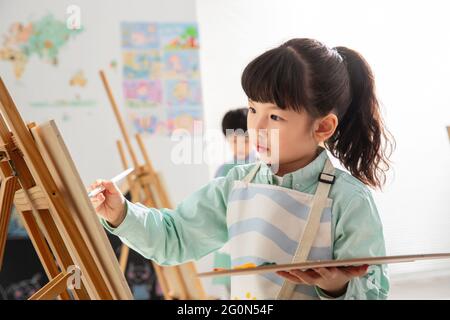 Kommt zu den Kindern, die malen lernen Stockfoto