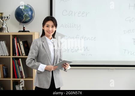 Junge Lehrerinnen in der Klasse Stockfoto