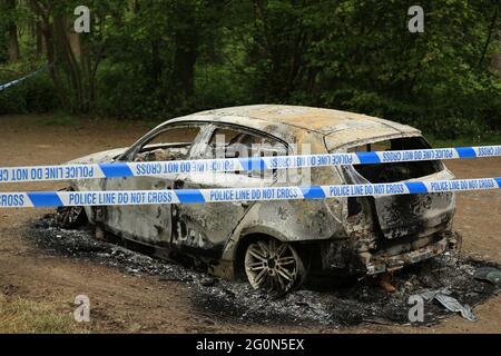 Ausgebrannte gestohlene Autos auf dem Eymore Wood Parkplatz in der Nähe von Bewdley, Worcestershire, England, Großbritannien. Stockfoto