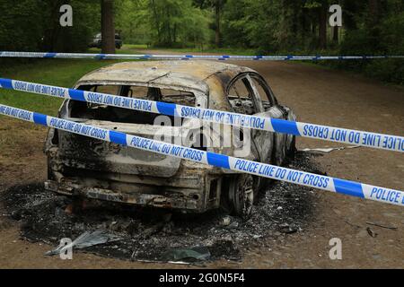 Ausgebrannte gestohlene Autos auf dem Eymore Wood Parkplatz in der Nähe von Bewdley, Worcestershire, England, Großbritannien. Stockfoto