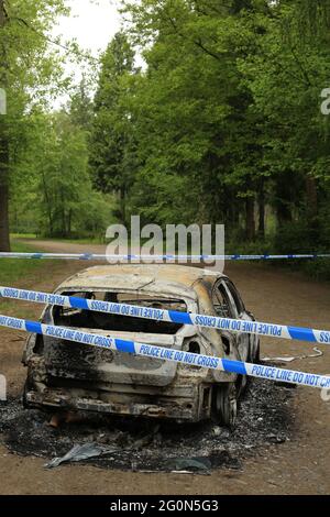 Ausgebrannte gestohlene Autos auf dem Eymore Wood Parkplatz in der Nähe von Bewdley, Worcestershire, England, Großbritannien. Stockfoto