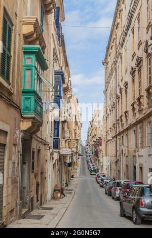 VALLETTA, MALTA - 6. NOVEMBER 2017: Typische schmale Straße in Valletta, der Hauptstadt von Malta Stockfoto