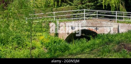 Panorama des Arch, der Brücke über den Fluss Alde bei Bruisyard in Suffolk, von Flusshöhe aus gesehen Stockfoto