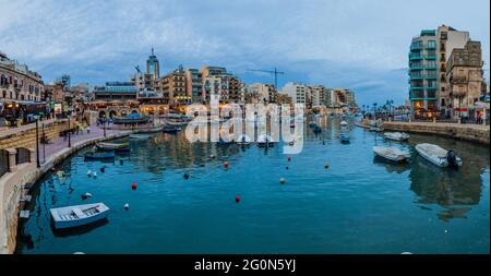 SAN GILJAN, MALTA - 11. NOVEMBER 2017: Boote auf der Spinola Bay in Malta Stockfoto