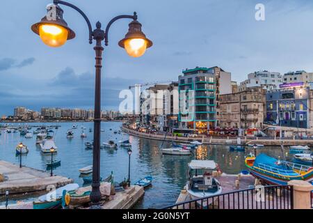 SAN GILJAN, MALTA - 11. NOVEMBER 2017: Boote auf der Spinola Bay in Malta Stockfoto