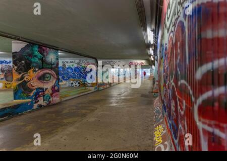 Unterirdische Passage und Graffiti an den Wänden in Lissabon, Portugal Stockfoto