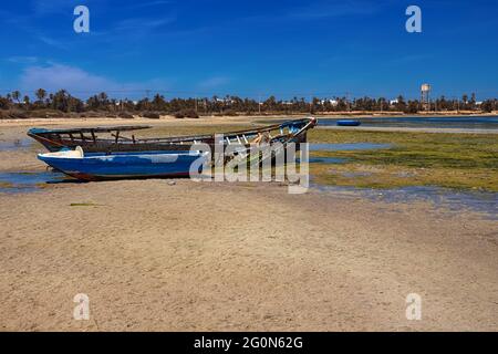 Seascape. Schöne Aussicht auf ein Wrackboot in der Mittelmeerbucht auf der Insel Djerba, Tunesien Stockfoto