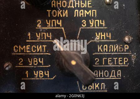 Einstellknopf und Parameteranzeige für die Vakuumröhrenanode auf dem alten sowjetischen Militärradio Stockfoto