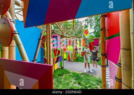 London, Großbritannien. Juni 2021. Die Menschen genießen die Sonne und die Kunst - See Through von Morag Myerscough als Teil der Wander Art, die von Grosvenor Britain und irland unterstützt wird - Öffentliche Kunstskulpturen zeitgenössischer Künstler im Rahmen des Mayfair Art Weekend im Juni. Kredit: Guy Bell/Alamy Live Nachrichten Stockfoto