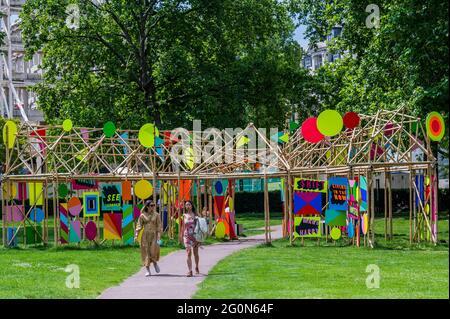 London, Großbritannien. Juni 2021. Die Menschen genießen die Sonne und die Kunst - See Through von Morag Myerscough als Teil der Wander Art, die von Grosvenor Britain und irland unterstützt wird - Öffentliche Kunstskulpturen zeitgenössischer Künstler im Rahmen des Mayfair Art Weekend im Juni. Kredit: Guy Bell/Alamy Live Nachrichten Stockfoto