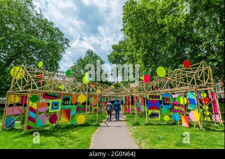 London, Großbritannien. Juni 2021. Die Menschen genießen die Sonne und die Kunst - See Through von Morag Myerscough als Teil der Wander Art, die von Grosvenor Britain und irland unterstützt wird - Öffentliche Kunstskulpturen zeitgenössischer Künstler im Rahmen des Mayfair Art Weekend im Juni. Kredit: Guy Bell/Alamy Live Nachrichten Stockfoto