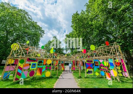 London, Großbritannien. Juni 2021. Die Menschen genießen die Sonne und die Kunst - See Through von Morag Myerscough als Teil der Wander Art, die von Grosvenor Britain und irland unterstützt wird - Öffentliche Kunstskulpturen zeitgenössischer Künstler im Rahmen des Mayfair Art Weekend im Juni. Kredit: Guy Bell/Alamy Live Nachrichten Stockfoto