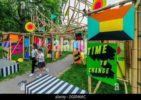 London, Großbritannien. Juni 2021. Die Menschen genießen die Sonne und die Kunst - See Through von Morag Myerscough als Teil der Wander Art, die von Grosvenor Britain und irland unterstützt wird - Öffentliche Kunstskulpturen zeitgenössischer Künstler im Rahmen des Mayfair Art Weekend im Juni. Kredit: Guy Bell/Alamy Live Nachrichten Stockfoto