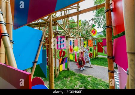 London, Großbritannien. Juni 2021. Die Menschen genießen die Sonne und die Kunst - See Through von Morag Myerscough als Teil der Wander Art, die von Grosvenor Britain und irland unterstützt wird - Öffentliche Kunstskulpturen zeitgenössischer Künstler im Rahmen des Mayfair Art Weekend im Juni. Kredit: Guy Bell/Alamy Live Nachrichten Stockfoto