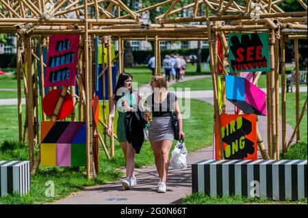 London, Großbritannien. Juni 2021. Die Menschen genießen die Sonne und die Kunst - See Through von Morag Myerscough als Teil der Wander Art, die von Grosvenor Britain und irland unterstützt wird - Öffentliche Kunstskulpturen zeitgenössischer Künstler im Rahmen des Mayfair Art Weekend im Juni. Kredit: Guy Bell/Alamy Live Nachrichten Stockfoto