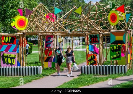 London, Großbritannien. Juni 2021. Die Menschen genießen die Sonne und die Kunst - See Through von Morag Myerscough als Teil der Wander Art, die von Grosvenor Britain und irland unterstützt wird - Öffentliche Kunstskulpturen zeitgenössischer Künstler im Rahmen des Mayfair Art Weekend im Juni. Kredit: Guy Bell/Alamy Live Nachrichten Stockfoto